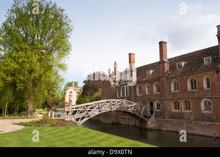 Die hölzerne Brücke, allgemein bekannt als die mathematische Brücke, Queens College, University of Cambridge, Cambridge, England. Stockfoto