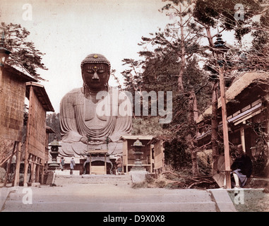 Koloriertes Foto des Kamakura Daibutsu, des Großen Buddha von Kamakura, auf dem Gelände des Kotoku-in Tempels, Kamakura, Japan, um 1883. (Foto von Tamamura Kozaburo) Stockfoto