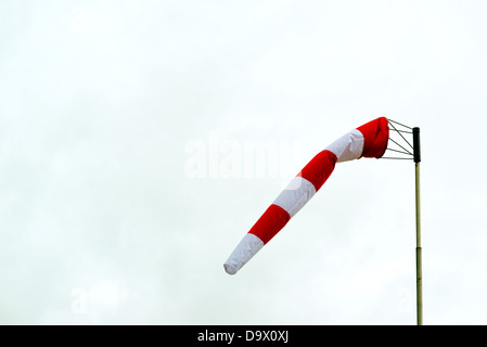 Windsack an einem bewölkten Wintertag. Stockfoto