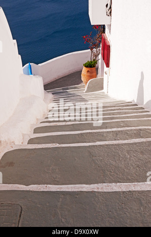 Blick hinunter Treppe, Oia, Santorini, Griechenland Stockfoto