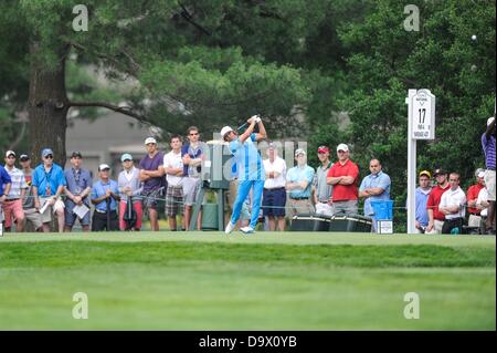 Bethesda, Maryland, USA. 27. Juni 2013. Ricky Fowler abschlägt am 17. Loch während der Öffnungszeiten Runde spielen im AT&T National im Congressional Country Club in Bethesda MD. Bildnachweis: Cal Sport Media/Alamy Live-Nachrichten Stockfoto