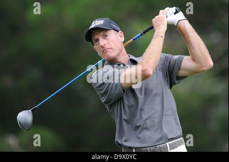 Bethesda, Maryland, USA. 27. Juni 2013. Jim Furyk Abschlag an Loch 16 während der Öffnungszeiten Runde spielen die AT&T National im Congressional Country Club in Bethesda MD. Bildnachweis: Cal Sport Media/Alamy Live-Nachrichten Stockfoto