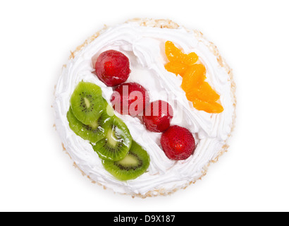 Runde, frisches Obst Pudding Kuchen mit Creme aus Draufsicht auf weißem Hintergrund Stockfoto