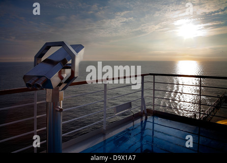 Sonnenaufgang am Deck Kreuzfahrtschiff und Fernglas nachschlagen. Stockfoto