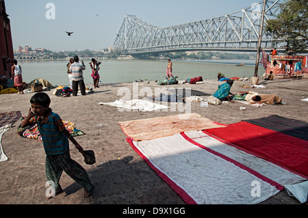 Howrah Bridge-Blick vom Mullik Ghat. Kalkutta, Westbengalen, Indien Stockfoto