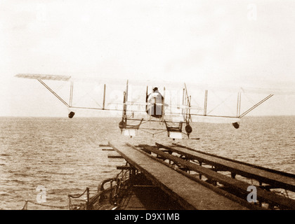 Caudron G11 Doppeldecker von HMS Hermes frühen 1900er Jahren ausziehen Stockfoto