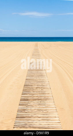 Holzlatte Rollstuhlrampe Strand Zugang Stockfoto