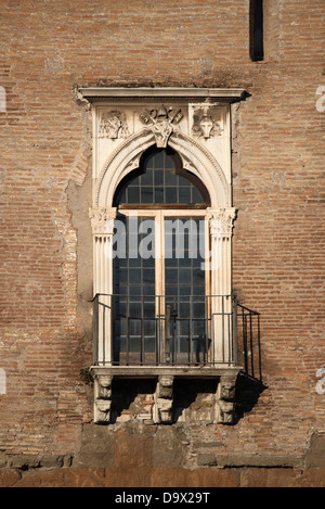 Typische Renaissance-Fenster mit Balkon in Rom, Italien Stockfoto