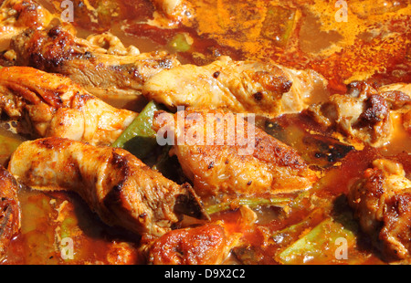 Nahaufnahme des kreolischen Huhn-Louisiana-Stil in einer Pfanne Kochen Stockfoto