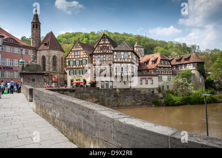 Schwäbisch Hall, Deutschland, Europa. Alte Steinbrücke über den Fluss Kocher. Stockfoto