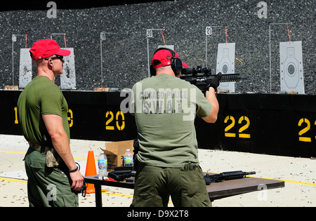 SWAT-Team-Mitglieder schießen automatischen Gewehren oder AR FBI Driving Range in der Nähe von Chicago. Stockfoto
