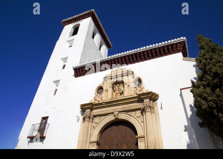 San Nicolas Kirche. Gegenüber der Kirche ist der Mirador de San Nicolás, mit die beste Aussicht auf die Alhambra. Granada, Andalusien, Stockfoto