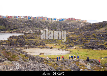 Das Festhalten an einem felsigen Küstenstreifen an der grönländischen Westküste, ist bunte Sisimiut die zweitgrößte Stadt des Landes Stockfoto