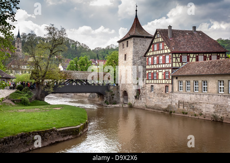 Schwäbisch Hall, Deutschland, Europa. Holz gerahmt beherbergt neben dem Fluss Kocher. Stockfoto