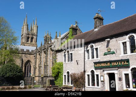 Das George Hotel und St John the Baptist Church Tideswell, Derbyshire, England. Stockfoto