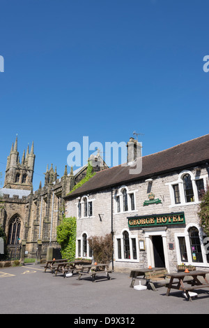 Das George Hotel und St John the Baptist Church Tideswell, Derbyshire, England. Stockfoto