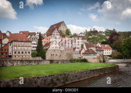 Schwäbisch Hall, Deutschland, Europa. Holz gerahmt beherbergt neben dem Fluss Kocher. Stockfoto