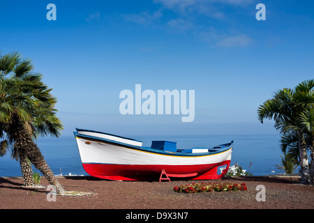 Altes Fischerboot auf dem Display an der Mirador de Archipenque mit Blick auf die Klippen von Los Gigantes auf Teneriffa, Kanarische Inseln, Stockfoto