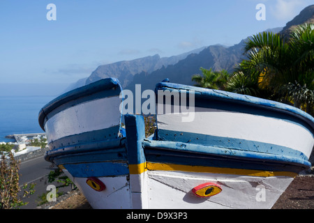 Altes Fischerboot auf dem Display an der Mirador de Archipenque mit Blick auf die Klippen von Los Gigantes auf Teneriffa, Kanarische Inseln, Stockfoto