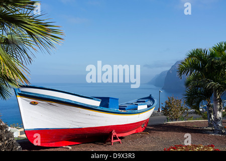 Altes Fischerboot auf dem Display an der Mirador de Archipenque mit Blick auf die Klippen von Los Gigantes auf Teneriffa, Kanarische Inseln, Stockfoto