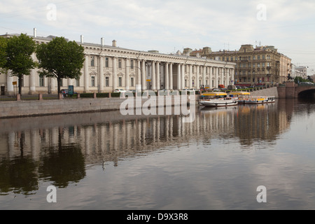 Die Kolonnade von ihrer kaiserlichen Majestät Schrank nahe Fluss Fontanka, Sankt-Petersburg, Russland. Stockfoto