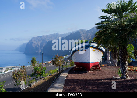 Altes Fischerboot auf dem Display an der Mirador de Archipenque mit Blick auf die Klippen von Los Gigantes auf Teneriffa, Kanarische Inseln, Stockfoto