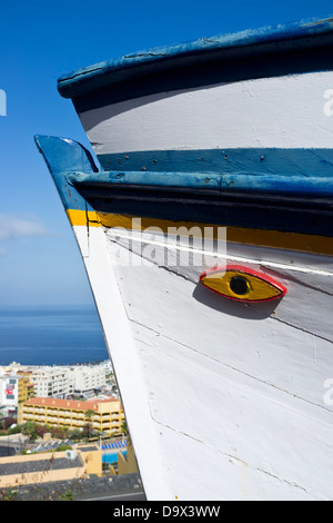 Altes Fischerboot auf dem Display an der Mirador de Archipenque mit Blick auf die Klippen von Los Gigantes auf Teneriffa, Kanarische Inseln, Stockfoto