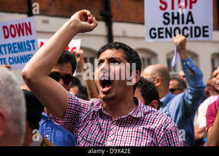 London, UK. 27. Juni 2013. Ein Demonstrator schreit Parolen als Ägypter in London Protest gegen sektiererische Morde in Ägypten. Bildnachweis: Paul Davey/Alamy Live-Nachrichten Stockfoto