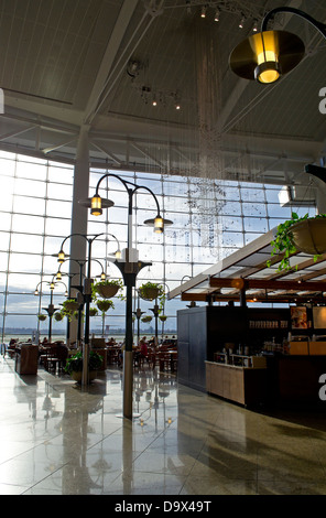 Eines der Lebensmittel und Einkaufsvierteln von Seattle Sea-Tac Flughafen.  Ein attraktives Gebiet mit Pflanzer, Tabellen und viel Licht. Stockfoto