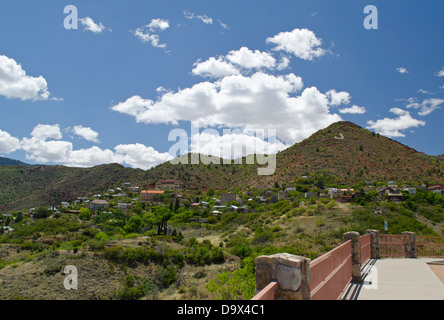 Blick auf den Berg und die Gebäude der ehemaligen historischen Bergbau Stadt von Jerome, Arizona. Stockfoto