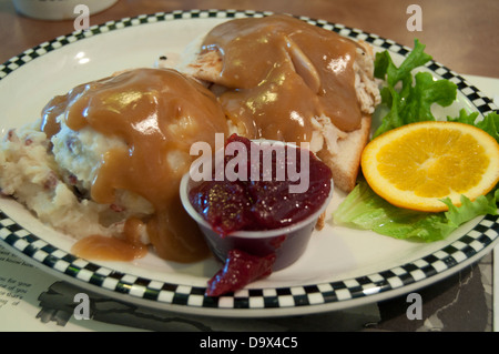 Heißer Truthahn-Sandwich mit Cranberry-Sauce, Kartoffelpüree und Soße. Stockfoto