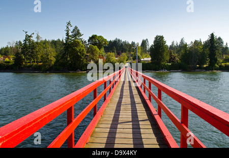 Rot lackierte Pier zurück in Richtung der Küste erstreckt.  Fernwood Pier oder Dock, Salt Spring Island, BC. Auf den Gulf Islands, Kanada. Stockfoto