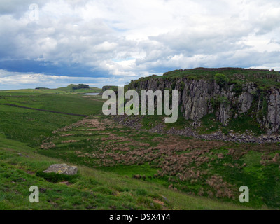 Der Hadrianswall: Blick auf Felsen Lough, Stahl-Rigg und Highshield Felsen Escarpment, Northumberland, England UK Stockfoto