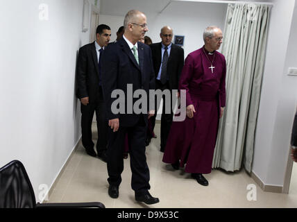 Ramallah, Westjordanland, Palästinensische Gebiete. 27. Juni 2013. Der Erzbischof von Canterbury Justin Welby (2. von rechts) und palästinensische Ministerpräsident Rami Hamdallah (3. rechts) an der Eröffnungsfeier des arabischen bischöflichen Medical Center in der Westbank Ramallah, 27. Juni 2013 teilnehmen. Welby ist bei einem fünftägigen Besuch in Ägypten, Jordanien, Israel und den palästinensischen Gebieten Kredit: Issam Rimawi/APA Images/ZUMAPRESS.com/Alamy Live News Stockfoto