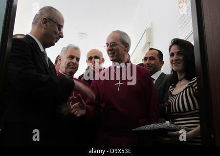 Ramallah, Westjordanland, Palästinensische Gebiete. 27. Juni 2013. Der Erzbischof von Canterbury Justin Welby (2. von rechts) und palästinensische Ministerpräsident Rami Hamdallah (3. rechts) an der Eröffnungsfeier des arabischen bischöflichen Medical Center in der Westbank Ramallah, 27. Juni 2013 teilnehmen. Welby ist bei einem fünftägigen Besuch in Ägypten, Jordanien, Israel und den palästinensischen Gebieten Kredit: Issam Rimawi/APA Images/ZUMAPRESS.com/Alamy Live News Stockfoto