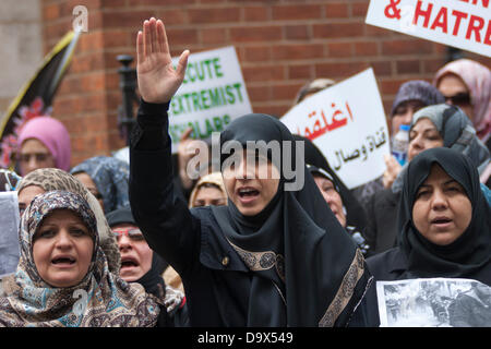 London, UK. 27. Juni 2013. Eine muslimische Frau singt Parolen als Ägypter in London Protest gegen sektiererische Morde in Ägypten. Bildnachweis: Paul Davey/Alamy Live-Nachrichten Stockfoto