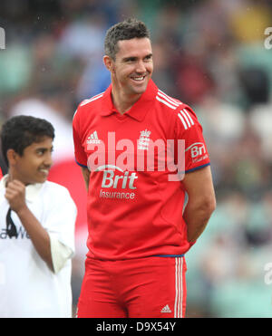 London, UK. 27. Juni 2013. Kevin Pietersen reiht sich für England während der internationalen T20-Serie-Spiel zwischen England und Neuseeland aus dem Kia Oval. Bildnachweis: Action Plus Sport Bilder/Alamy Live News Stockfoto