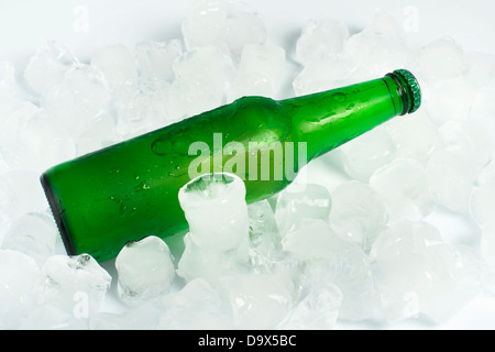 Grüne Flasche Bier und Eiswürfeln Stockfoto