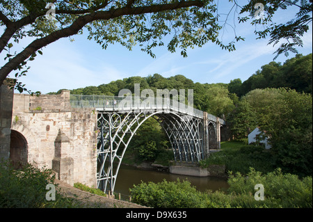 Historic Eisenbrücke überspannt Fluss Severn in Ironbridge in Shropshire, England Stockfoto