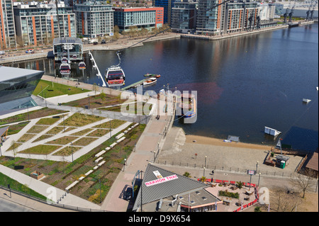 Emirate Luftleitung (Seilbahnen) nähert sich Terminal, königliche Dock, England, Vereinigtes Königreich. Stockfoto