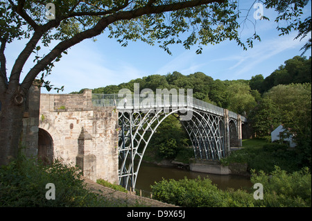 Historic Eisenbrücke überspannt Fluss Severn in Ironbridge in Shropshire, England Stockfoto