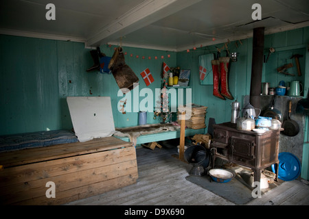 Innenraum des traditionellen Hauses erbaut von getrockneten Torf und Stein, als nationale historische Gebäude, Uummannaq, Grönland erhalten. Stockfoto