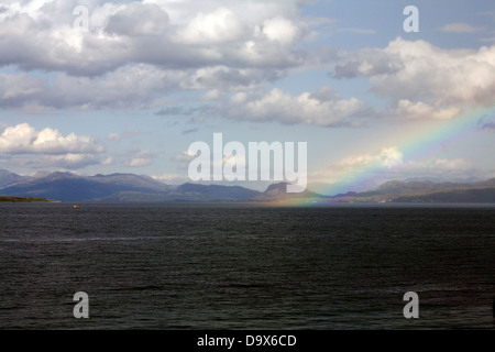 Regenbogen über den Inner Sound in Richtung der Berge Applecross und Torridon von Broadford Bay Broadford Isle of Skye Schottland Stockfoto