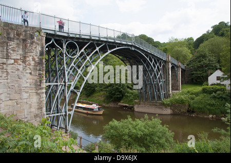 Historic Eisenbrücke überspannt Fluss Severn in Ironbridge in Shropshire England eine Flusskreuzfahrt Boot unterhalb der berühmten Brücke Stockfoto