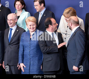 Brüssel, 27. Juni 2013. -Von links nach rechts: Präsident der EU-Ratspräsident Herman Van Rompuy, der slowenische Premierminister Alenka Bratusek, die litauische Staatspräsidentin Dalia Grybauskaite, Griechenlands Premier Antonis Samaras, der französische Präsident Francois Hollande, Bundeskanzlerin Angela Merkel und der Präsident des EU-Parlaments Martin Schulz-Pose für ein Familienfoto während ein EU Staatschef Gipfel n Rat der EU Hauptquartier. Foto: Thierry Monasse/Dpa (Zu Dpa "EU-Rollen Einigen Sich Auf Haushalt - Milliarden Für Neue Jobs' Vom 27.06.2013) Credit: Dpa picture-Alliance/Alamy Live Stockfoto