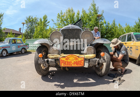 SAMARA, Russland - Juni 16: Rallye Retro-Autos "Peking-Paris 2013", 16. Juni 2013 in Samara, Russland. Tag der Ruhe und Reparaturen in Stockfoto