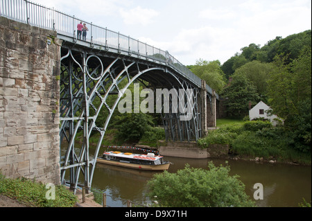 Historischen eisernen Brücke überspannt Fluss Severn in Ironbridge in Shropshire, England Fluss Kreuzfahrt Boot unterhalb der berühmten Brücke Stockfoto