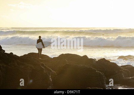 Surfer auf Felsen, Blick auf das Meer Stockfoto