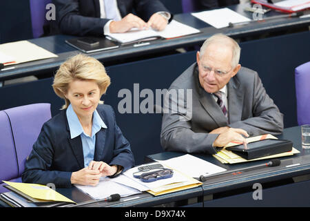 Berlin, Deutschland. 27. Juni 2013. Angela Merkel gibt eine Regierungserklärung zum Thema der letzten G8-Gipfel und auf den bevorstehenden Europäischen Rat 27. und 28. Juni in Brüssel beim Deutschen Bundestag in Berlin. / Bild: Bundesminister für Arbeit und Soziales, Ursula von der Leyen und Wolfgang Schäuble (CDU), Bundesminister der Finanzen, abgebildet im Deutschen Bundestag in Berlin. Bildnachweis: Reynaldo Chaib Paganelli/Alamy Live-Nachrichten Stockfoto