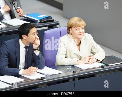 Berlin, Deutschland. 27. Juni 2013. Angela Merkel gibt eine Regierungserklärung zum Thema der letzten G8-Gipfel und auf den bevorstehenden Europäischen Rat 27. und 28. Juni in Brüssel beim Deutschen Bundestag in Berlin. / Foto: Angela Merkel (CDU), Bundeskanzlerin, Betreuung von vermutlich zu Peer Steinbrück (SPD), SPD-Kanzlerkandidat Peer Steinbrück im Parlament spooks. Neben Philipp Rösler (FDP), Bundesminister für Wirtschaft und Technologie. Bildnachweis: Reynaldo Chaib Paganelli/Alamy Live-Nachrichten Stockfoto